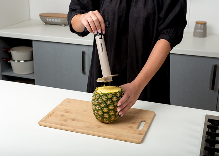 Πλαστικός αποφλοιωτής και κόπτης ανανά Misty 24.5cm 10-135-001